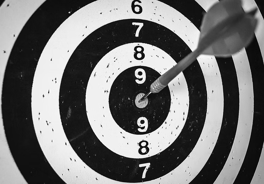 cible avec une flechette dans le mille