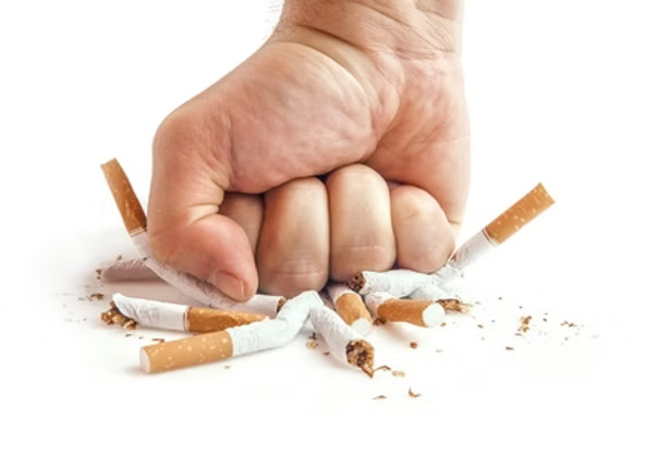 poing écrasant cigarettes