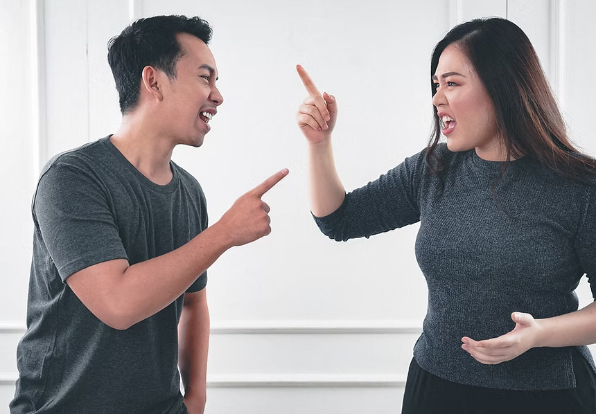 deux personnes se disputant